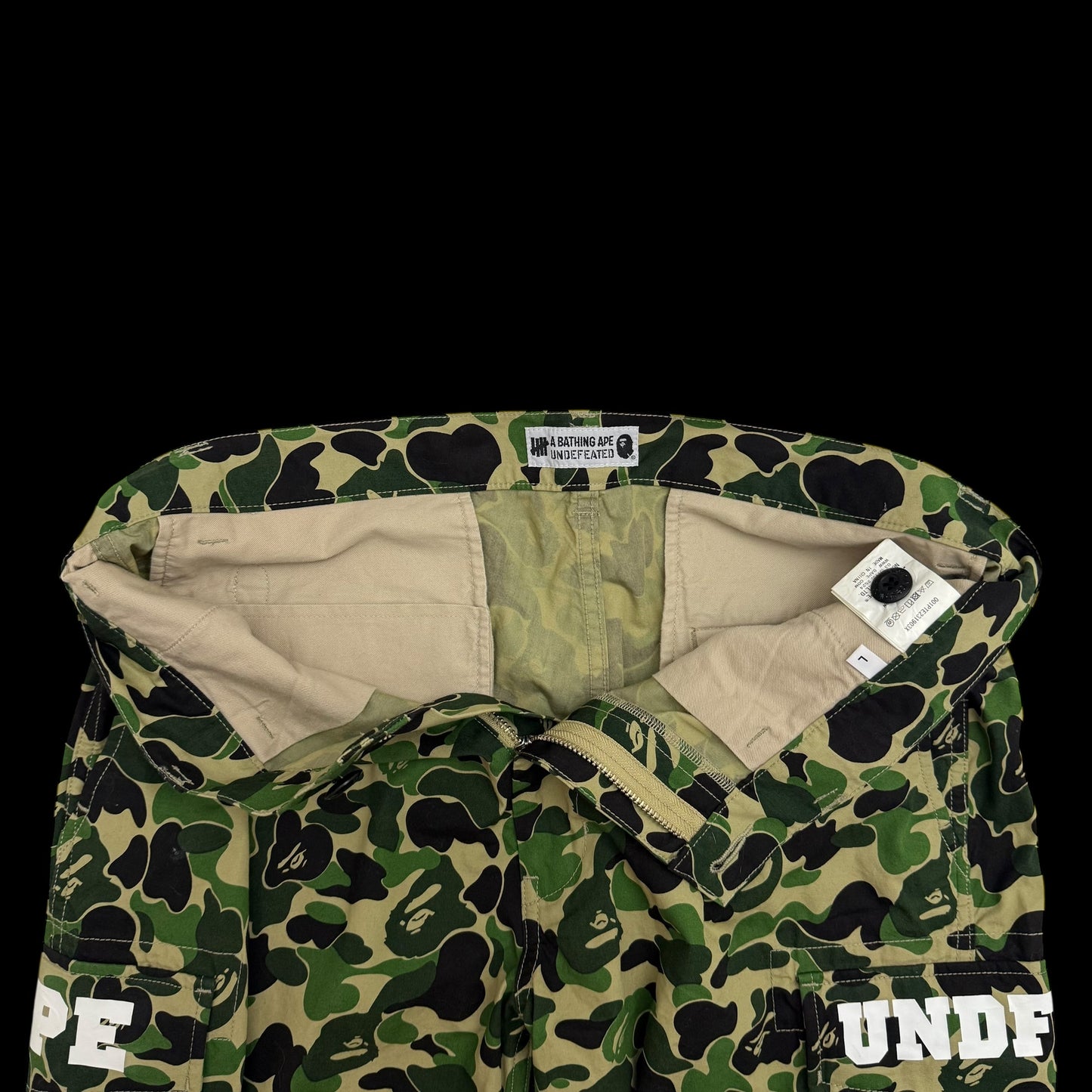 BAPE (A Bathing Ape) x Undefeated Camo Cargo Pants Green (Size L)