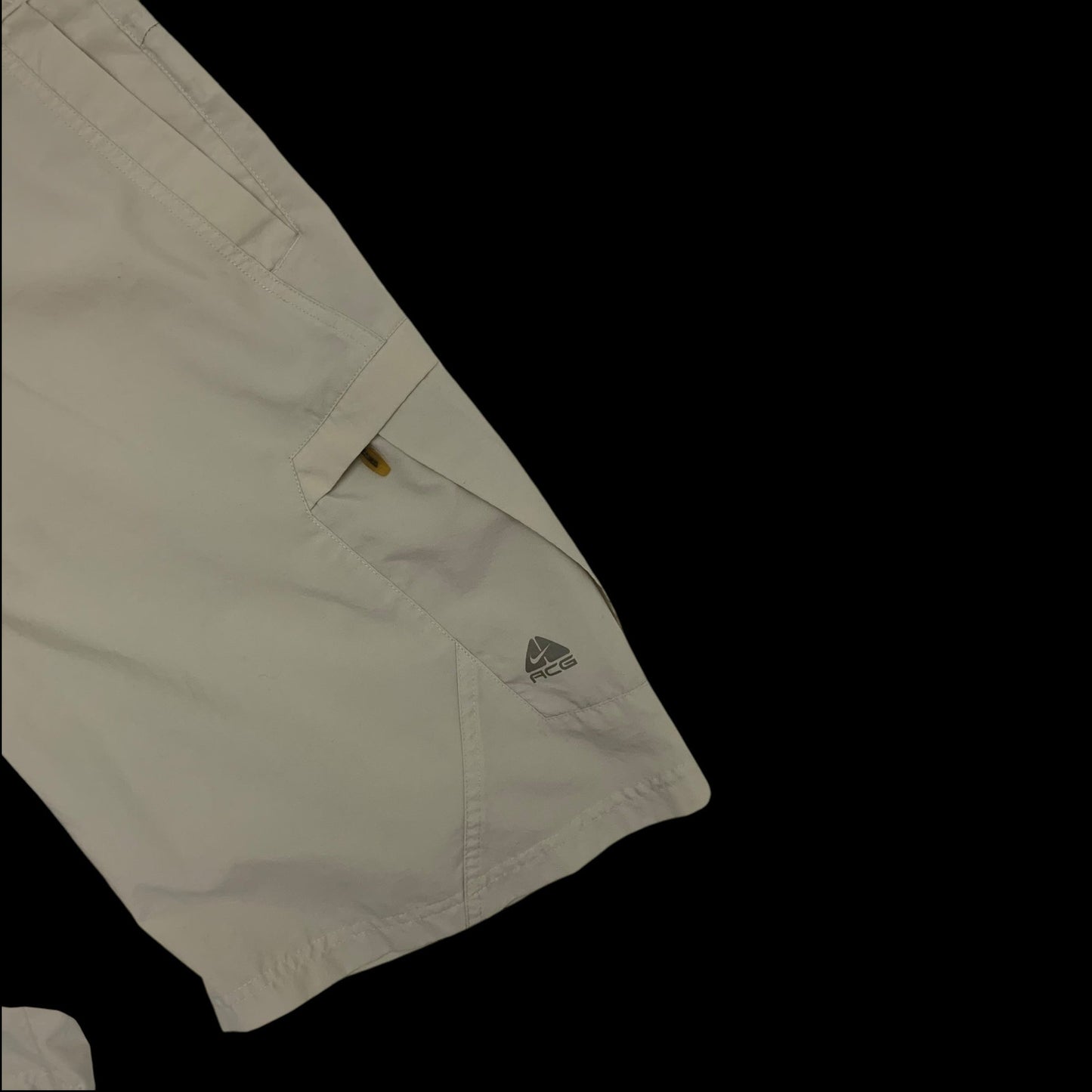 Nike ACG 2000s Cargo Shorts Beige (Size 32”)