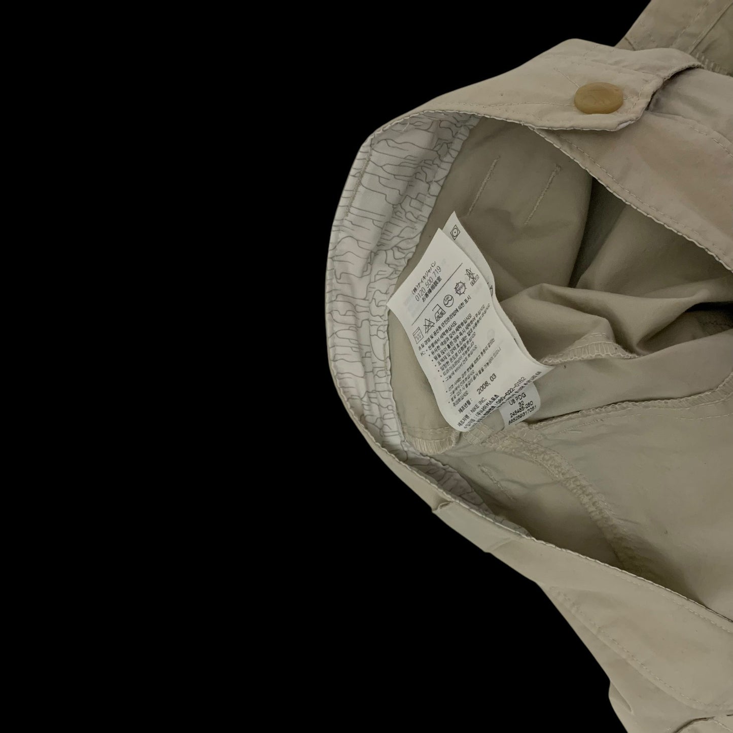 Nike ACG 2000s Cargo Shorts Beige (Size 32”)