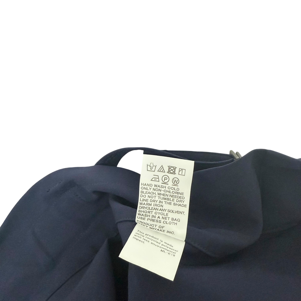 Issey Miyake 132 5. Flat Bottoms Shorts Navy (Size 3)