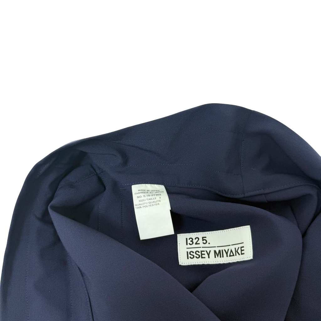 Issey Miyake 132 5. Flat Bottoms Shorts Navy (Size 3)