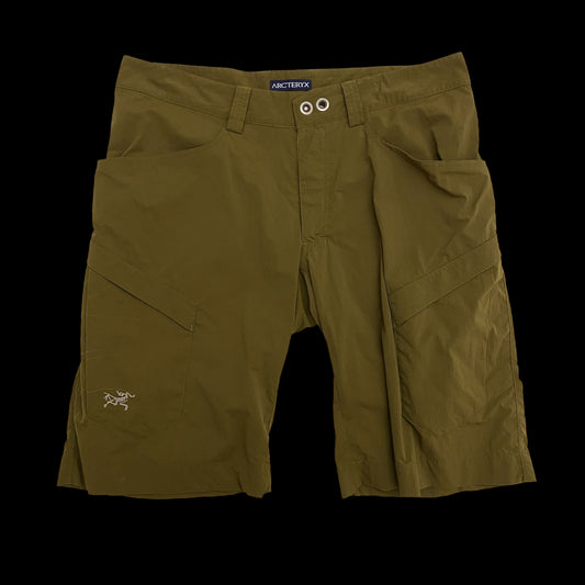 Arc’teryx 2000s Cargo Shorts Brown-Green (Size 34”)