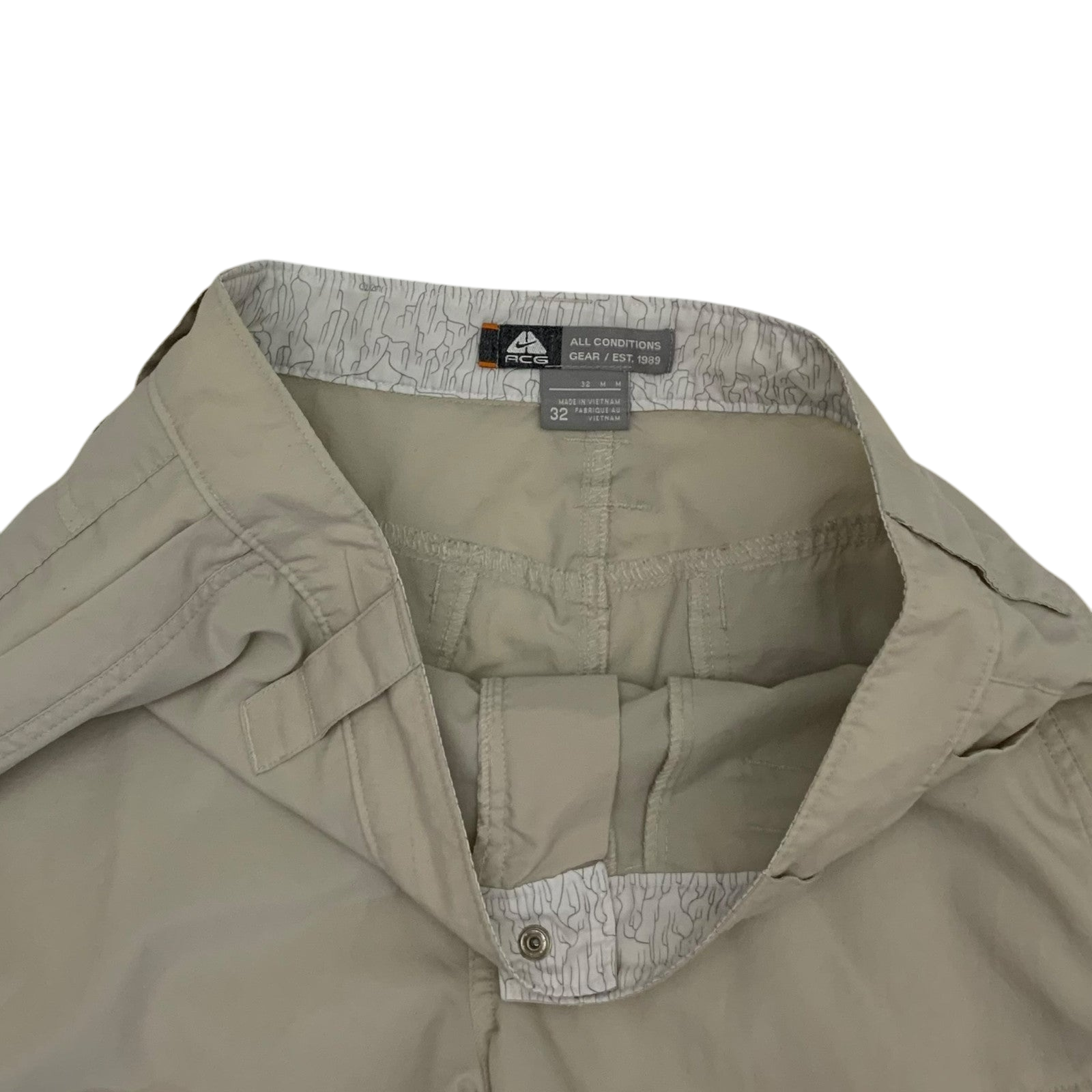 Nike ACG 2000s Cargo Shorts Beige (Size 32”)