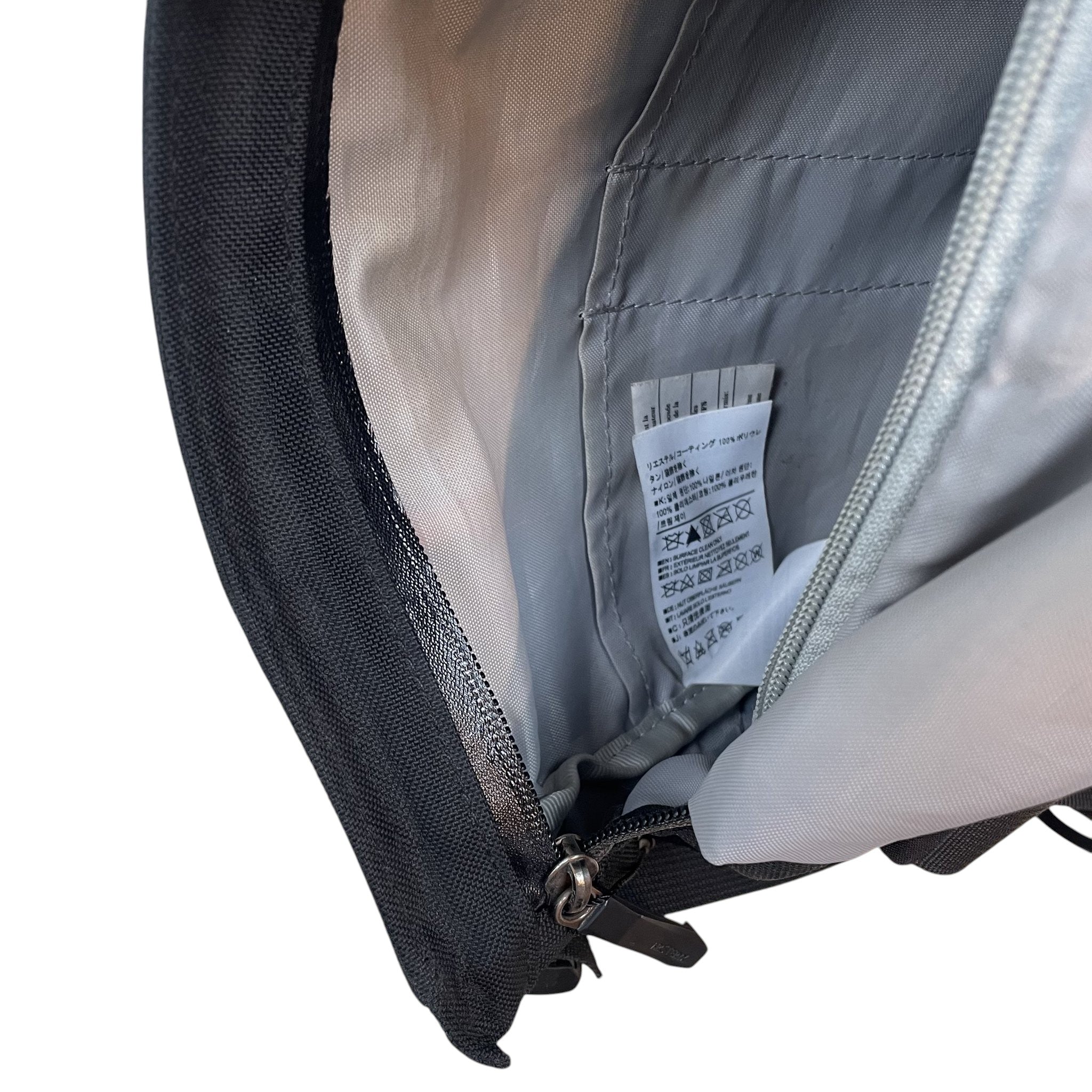 Zenno Archive Arc’teryx Arro 8 shoulder bag interior showing grey lining, zipper, and care label