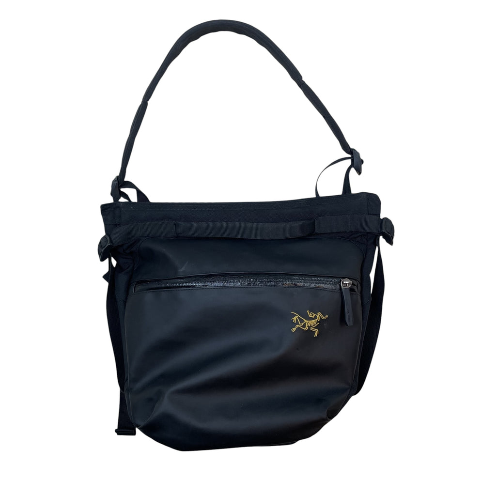 Zenno Archive Arc’teryx Arro 8 shoulder bag in black with a gold logo and durable water-resistant material.