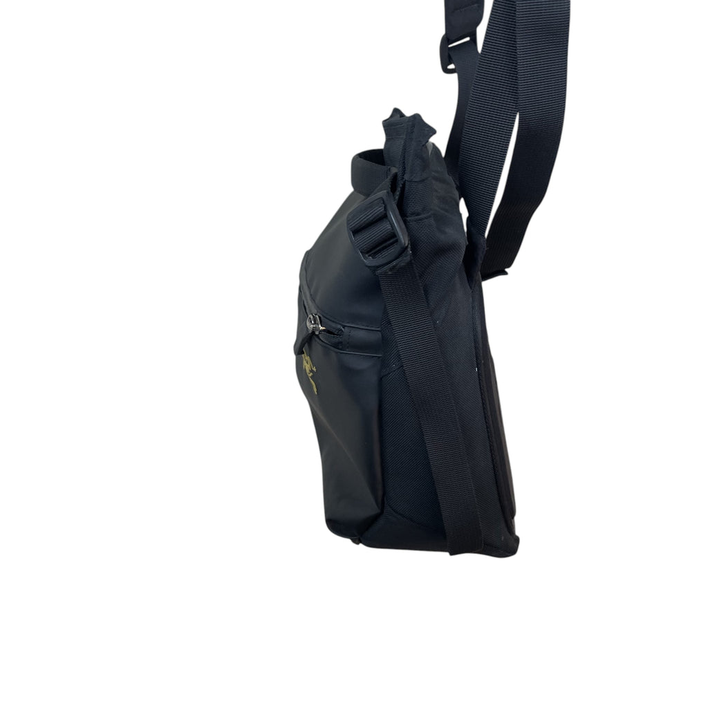 Zenno Archive Arc’teryx Arro 8 shoulder bag in black, featuring a durable water-resistant shell and adjustable strap.