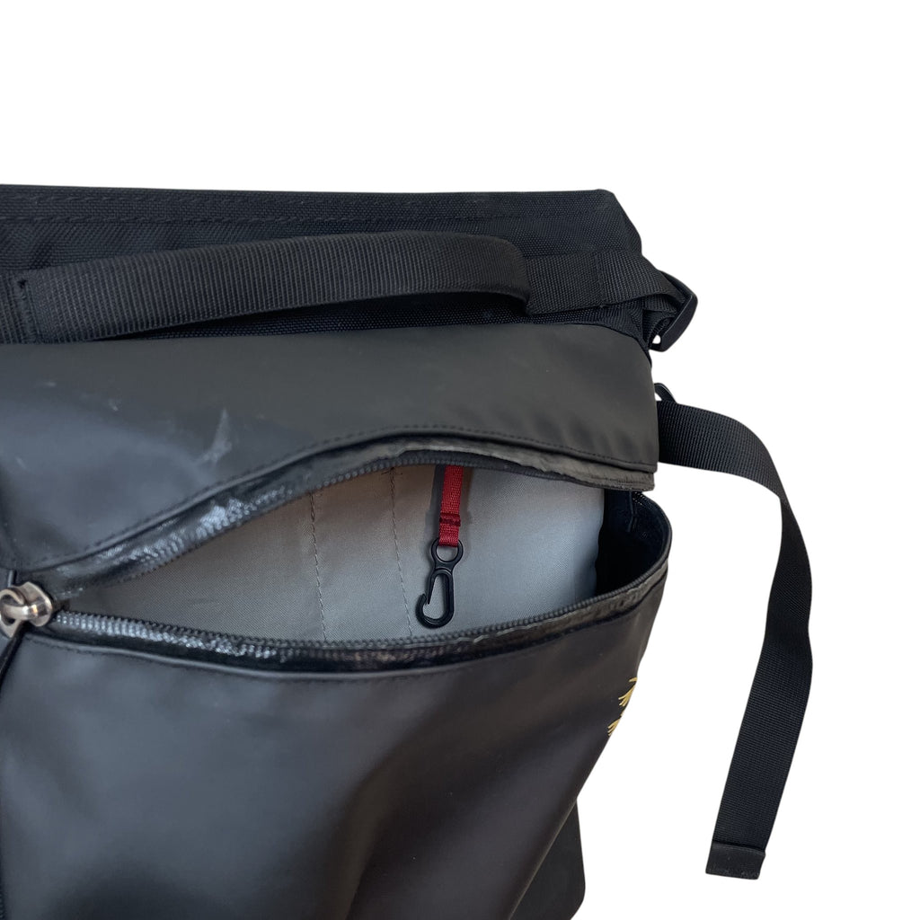Zenno Archive Arc’teryx Arro 8 shoulder bag in black with a water-resistant zipper and internal red key clip