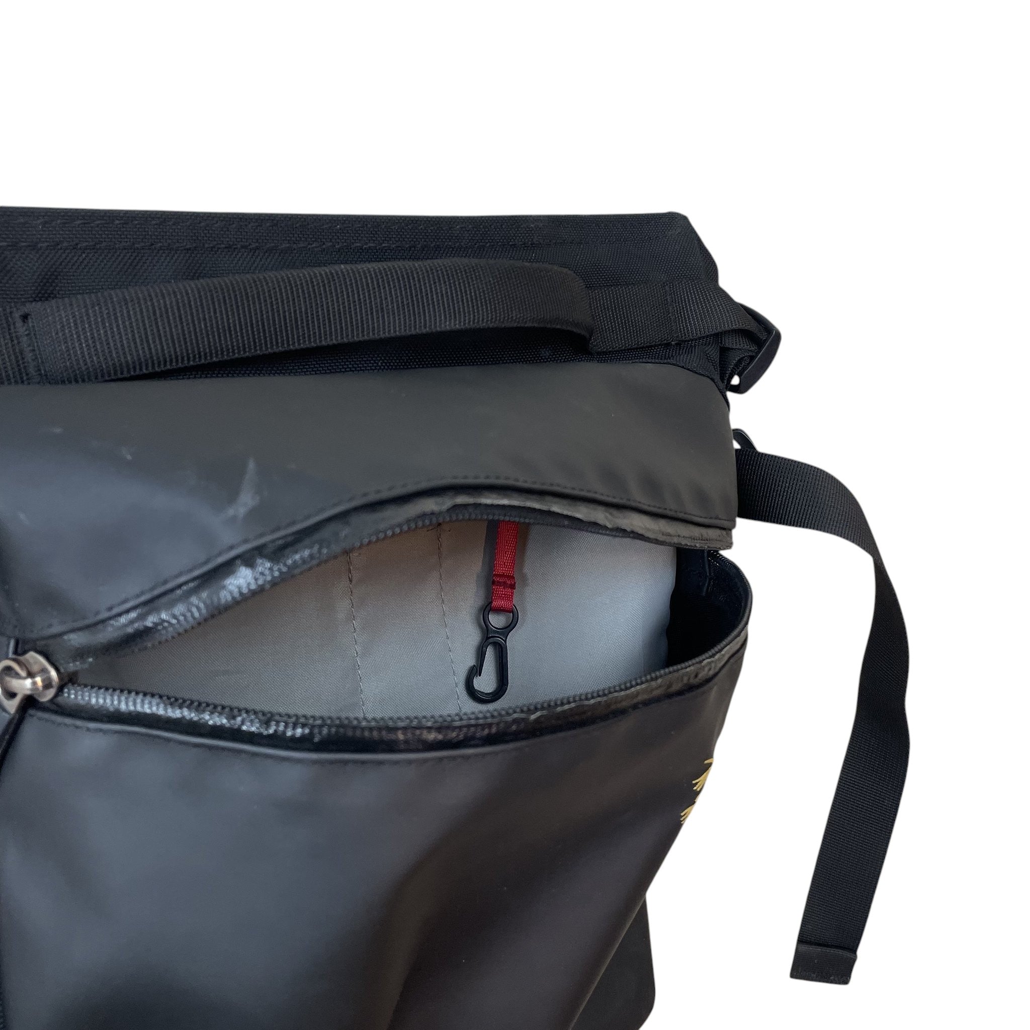 Zenno Archive Arc’teryx Arro 8 shoulder bag in black with a water-resistant zipper and internal red key clip