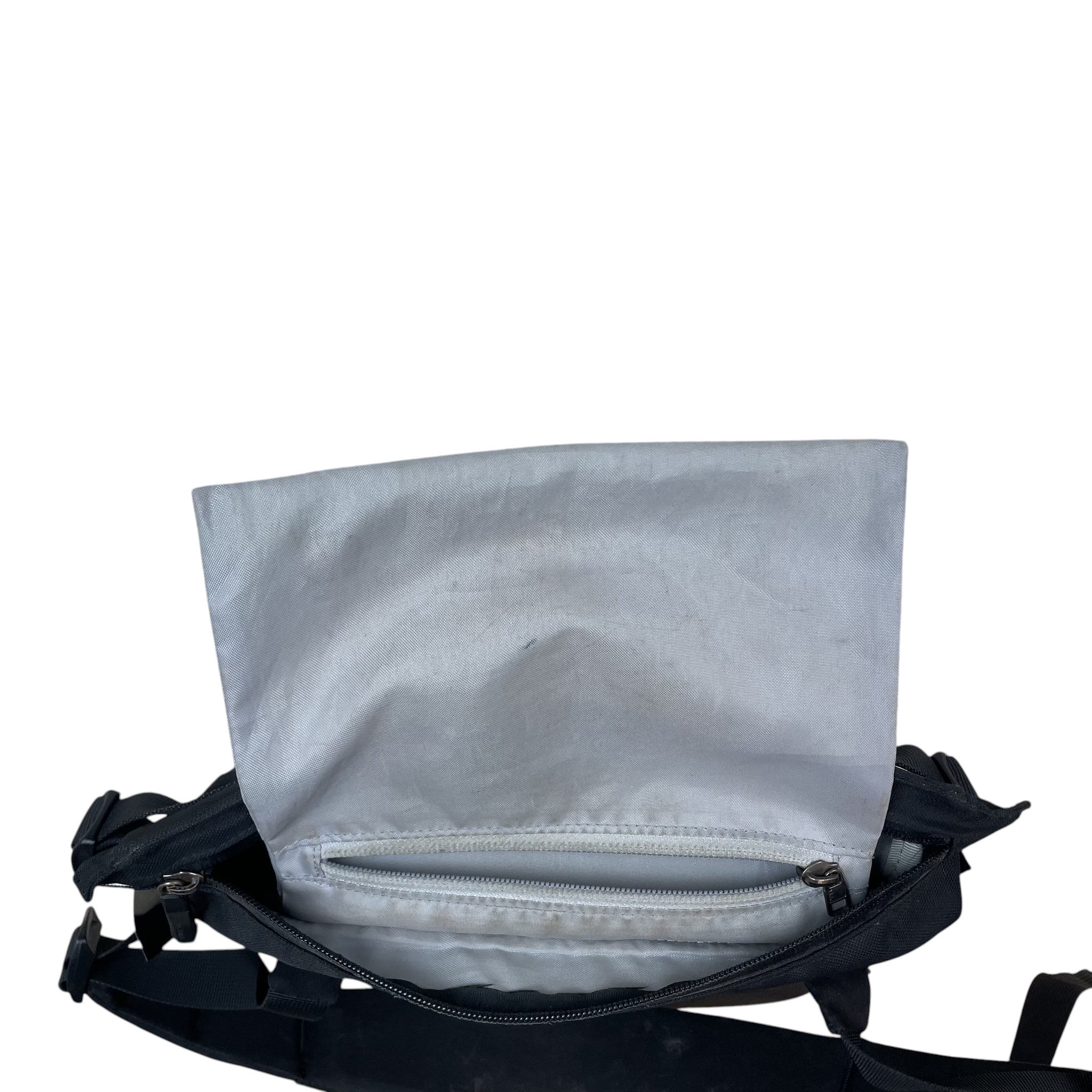 Zenno Archive Arc’teryx Arro 8 shoulder bag interior view showing grey lining and zippered pocket
