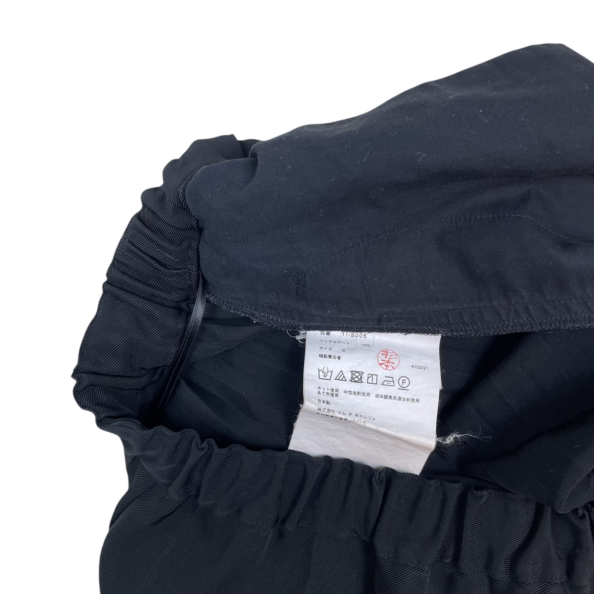 Zenno Archive Comme des Garcons BLACK pleated skirt interior label and elastic waistband detail